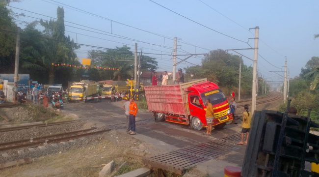 Sebuah truk mengalami patah as roda di JPL 171 resmi dijaga KM 67+000/100, petak jalan Maja–Citeras, Sabtu (8/8/2026) sekitar pukul 06.32 WIB. Kejadian tersebut sempat mengganggu perjalanan kereta api dan menyebabkan lima perjalanan kereta mengalami kelambatan.(Foto:KAI Daop 1)