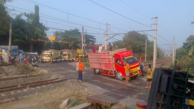 
 Sebuah truk mengalami patah as roda di JPL 171 resmi dijaga KM 67+000/100, petak jalan Maja–Citeras, Sabtu (8/8/2026) sekitar pukul 06.32 WIB. Kejadian tersebut sempat mengganggu perjalanan kereta api dan menyebabkan lima perjalanan kereta mengalami kelambatan.(Foto:KAI Daop 1)