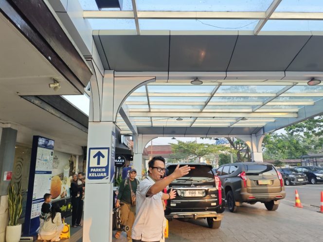 
 Kisah Weda Prasta jadi Inspirasi, Menebar Pelayanan Prima dari Area Parkir Stasiun Bandung