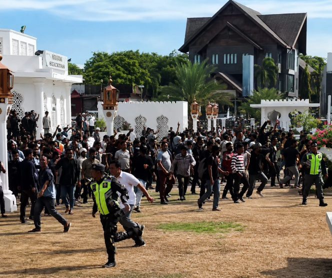 
 TNI dan Polisi Lepas Tembakan, Peringatan Hari Damai Aceh di Masjid Raya Baiturrahman jadi Ricuh