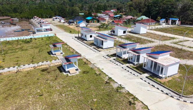 
 Menteri Trenggono Pimpin Upacara HUT Ke-81 RI di Kampung Nelayan Merah Putih Sorue Jaya Konawe
