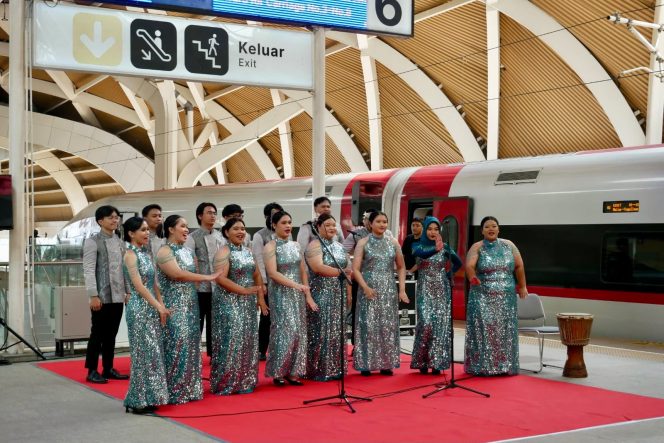 
 Whoosh Meriahkan Kemerdekaan RI dengan Paduan Suara dan Siagakan Puluhan Petugas Pakai Kostum Nusantara
