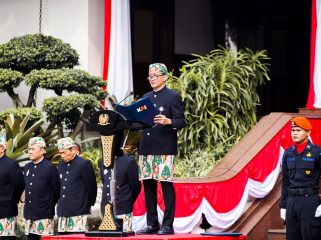 Direktur Utama PT Kereta Api Indonesia (Persero) Bobby Rasyidin memimpin Upacara Peringatan HUT ke-81 Kemerdekaan Republik Indonesia di Kantor Pusat KAI, Bandung, Senin (17/8/2026).