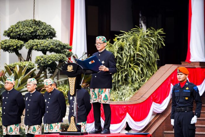 
 Direktur Utama PT Kereta Api Indonesia (Persero) Bobby Rasyidin memimpin Upacara Peringatan HUT ke-81 Kemerdekaan Republik Indonesia di Kantor Pusat KAI, Bandung, Senin (17/8/2026).