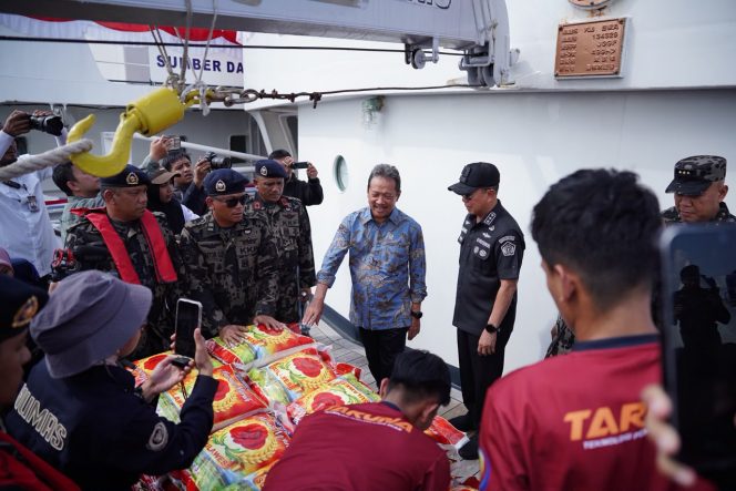 
 Menteri KKP Trenggono Kerahkan Kapal Pengawas Perikanan Angkut Bantuan ke NTT