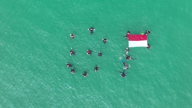 
 KKP Kibarkan Merah Putih di Perairan Teluk Banten