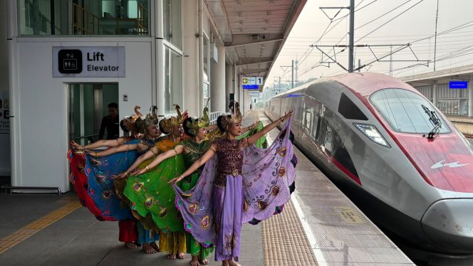 
 HUT ke-81 Jabar, KCIC Hadirkan Seni Budaya Sunda di Stasiun dan Whoosh