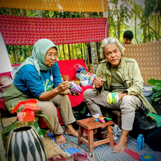 
 Naga Kemuliaan di Tangan Tanah: Yoyo dan Rika Hidupkan Filosofi Borobudur melalui Lukisan Gerabah