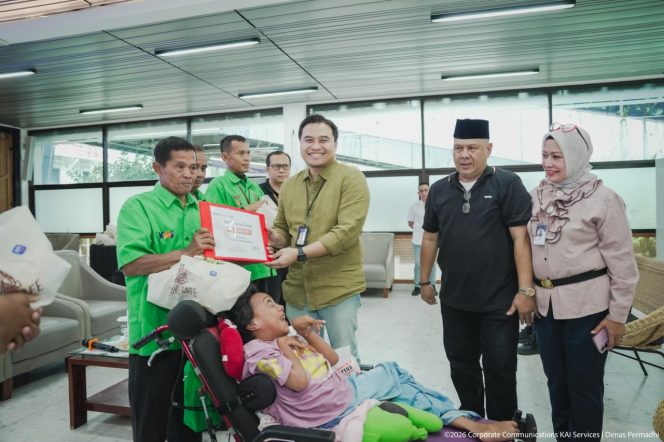 
 Kisah Porter Sunarto Rawat Anak Berkebutuhan Khusus, KAI Services Beri Bantuan di Stasiun Bandung