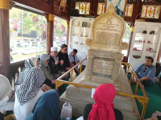
 Dalam Rangka Memperingati Perayaan 17 Agustus, KEMALA Jabodetabek Ziarah ke Makam Tjut Nyak Dien