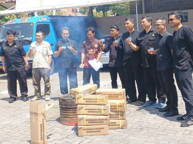 
 Cegah Penyalahgunaan Disduk Capil Garut Musnahkan Blanko KTP-el Yang Rusak 