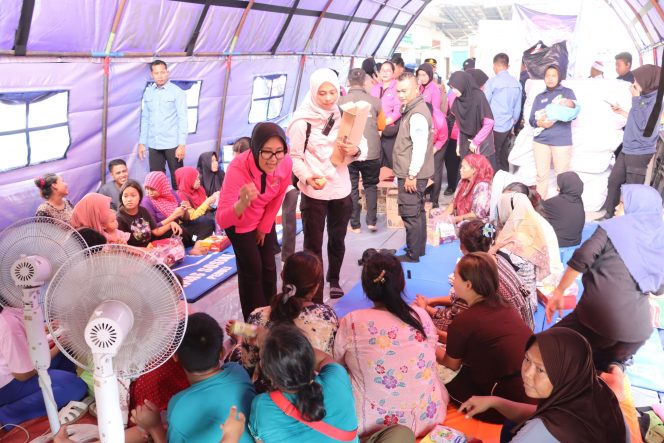 
 Bhayangkari dan Polwan Peduli, Korban Kebakaran Muara Angke, Salurkan Ratusan Paket Bantuan