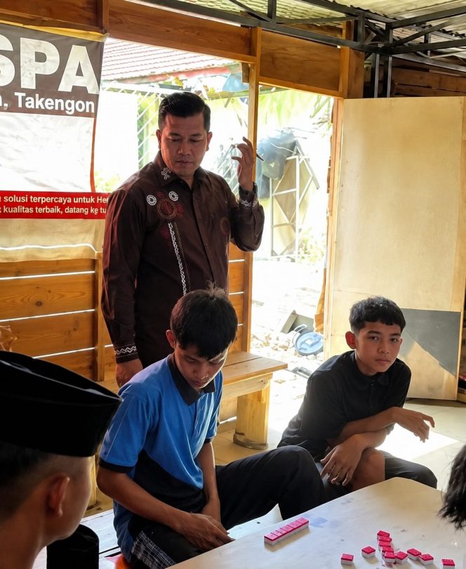 
 Bupati Aceh Tengah Temukan Siswa SMKN 1 Takengon Main Domino dan Merokok Saat Jam Belajar