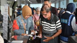 Penumpang di Pelabuhan Penyeberangan