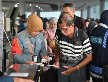 Penumpang di Pelabuhan Penyeberangan