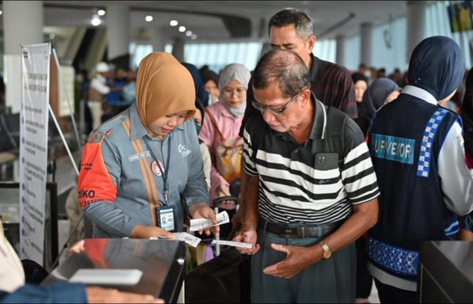 
 Penumpang di Pelabuhan Penyeberangan