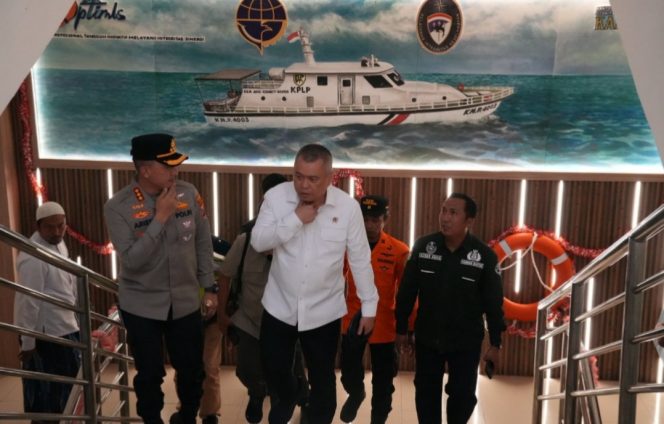 
 Menhub Dudy Tinjau Evakuasi Penumpang KM Mutiara Sentosa II dan Apresiasi Tim Penyelamat