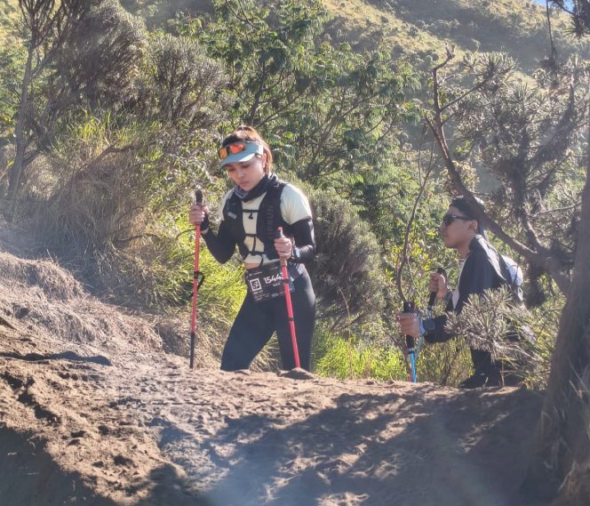 
 Tak Hanya Jago Adegan Laga, Ismi Melinda Taklukkan Tantangan Merapi Merbabu Trail Run