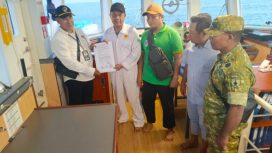 Kapten kapal TB Hasnur 26, Capt. Suparwanto (kedua dari kiri) menyerahkan dokumen Berita Acara Serah Terima Korban KMP Mutiara Sentosa II kepada Petugas Kantor UPP Masalembu, Dodi Dores, pada Senin (4/8) di Pelabuhan Masalembu, Sumenep, Jawa Timur._