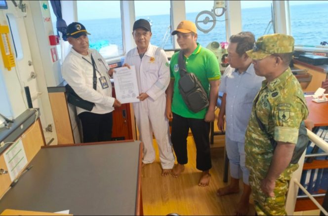 
 Kapten kapal TB Hasnur 26, Capt. Suparwanto (kedua dari kiri) menyerahkan dokumen Berita Acara Serah Terima Korban KMP Mutiara Sentosa II kepada Petugas Kantor UPP Masalembu, Dodi Dores, pada Senin (4/8) di Pelabuhan Masalembu, Sumenep, Jawa Timur._