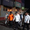 Menhub Dudy di sela peninjauan pascakebakaran  KM Mutiara Sentosa II
