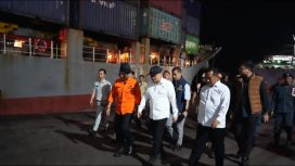 Menhub Dudy di sela peninjauan pascakebakaran  KM Mutiara Sentosa II