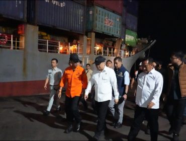 Menhub Dudy di sela peninjauan pascakebakaran  KM Mutiara Sentosa II