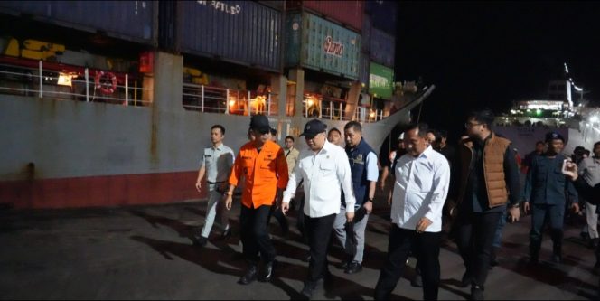 
 Menhub Dudy di sela peninjauan pascakebakaran  KM Mutiara Sentosa II