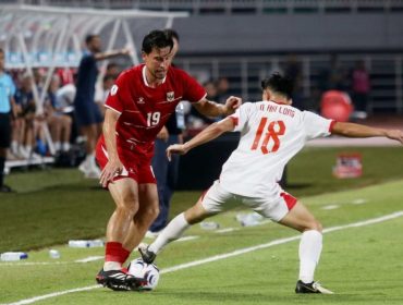 Laga bola di Stadion Pakansari