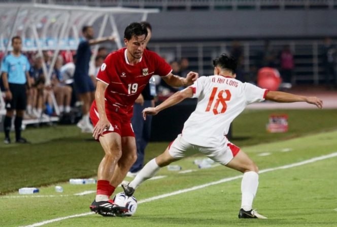 
 Laga bola di Stadion Pakansari