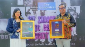 Dirut dan Corsec PTP Nonpetikemas saat menerima penghargaan