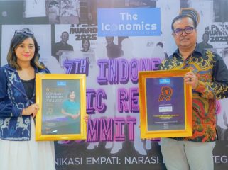 Dirut dan Corsec PTP Nonpetikemas saat menerima penghargaan