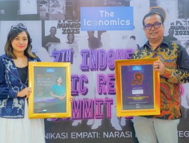 Dirut dan Corsec PTP Nonpetikemas saat menerima penghargaan