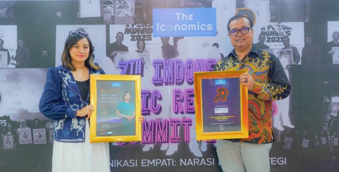 
 Dirut dan Corsec PTP Nonpetikemas saat menerima penghargaan
