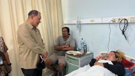 BHS saat menjenguk korban kebakaran KM Mutiara Sentosa di salah satu RS di Surabaya