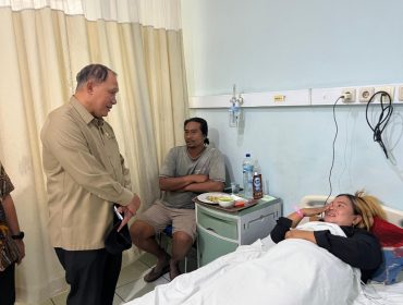 BHS saat menjenguk korban kebakaran KM Mutiara Sentosa di salah satu RS di Surabaya