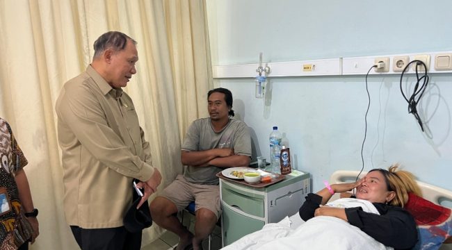 BHS saat menjenguk korban kebakaran KM Mutiara Sentosa di salah satu RS di Surabaya