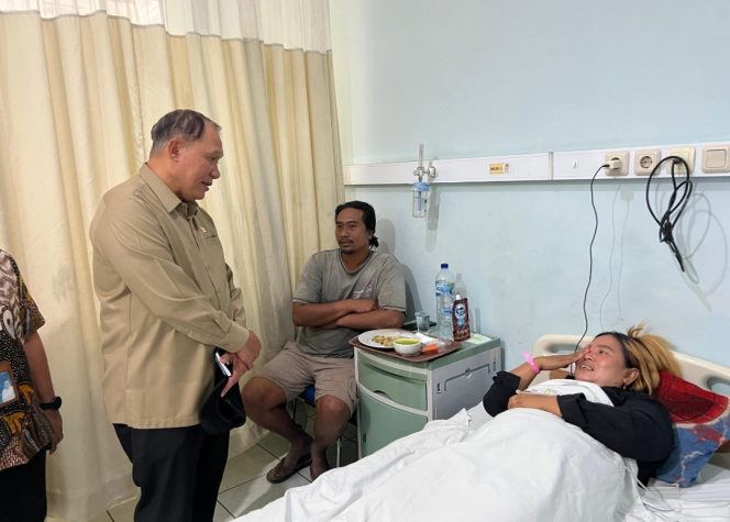 
 BHS saat menjenguk korban kebakaran KM Mutiara Sentosa di salah satu RS di Surabaya