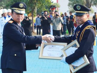 Kepala BPSDMP bersama salah satu lulusan PKTJ
