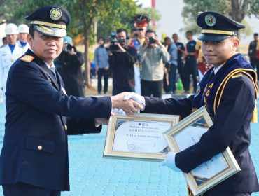 Kepala BPSDMP bersama salah satu lulusan PKTJ