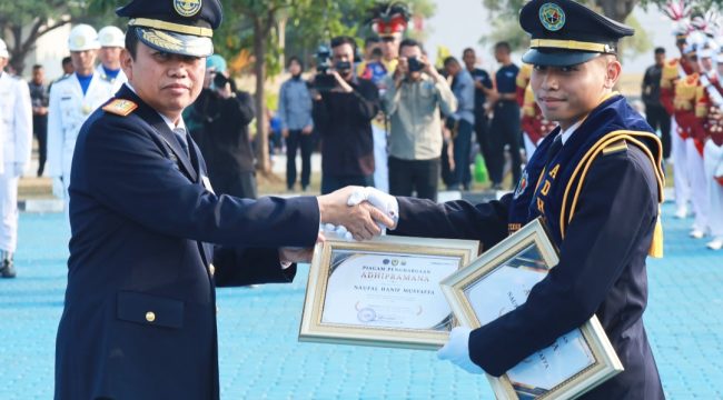 Kepala BPSDMP bersama salah satu lulusan PKTJ