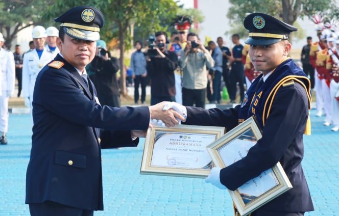 
 Kepala BPSDMP bersama salah satu lulusan PKTJ