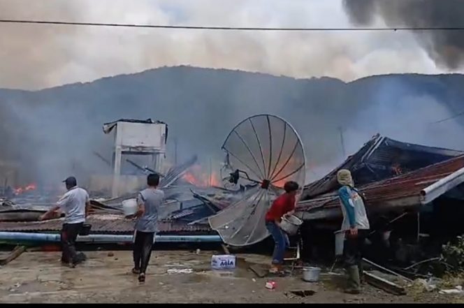 
 Kebakaran Hebat Landa Pasar Jagong Jeget Aceh Tengah, Puluhan Rumah dan Bangunan Usaha Hangus