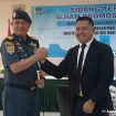 Fourmansyah Kepala Pangkalan PLP Kelas I Tanjung Priok memberikan apresiasi dan ucapan selamat atas diraihnya gelar Doktor kepada Muhammad Taris Hasibuan di Trisakti Jakarta.