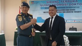 Fourmansyah Kepala Pangkalan PLP Kelas I Tanjung Priok memberikan apresiasi dan ucapan selamat atas diraihnya gelar Doktor kepada Muhammad Taris Hasibuan di Trisakti Jakarta.