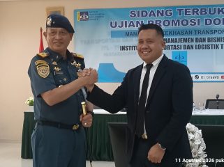 Fourmansyah Kepala Pangkalan PLP Kelas I Tanjung Priok memberikan apresiasi dan ucapan selamat atas diraihnya gelar Doktor kepada Muhammad Taris Hasibuan di Trisakti Jakarta.
