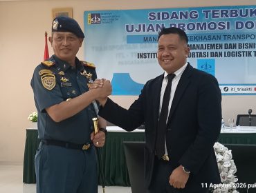 Fourmansyah Kepala Pangkalan PLP Kelas I Tanjung Priok memberikan apresiasi dan ucapan selamat atas diraihnya gelar Doktor kepada Muhammad Taris Hasibuan di Trisakti Jakarta.
