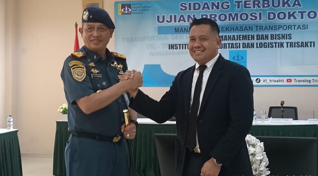 Fourmansyah Kepala Pangkalan PLP Kelas I Tanjung Priok memberikan apresiasi dan ucapan selamat atas diraihnya gelar Doktor kepada Muhammad Taris Hasibuan di Trisakti Jakarta.