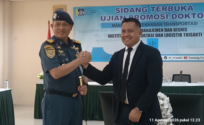 
 Fourmansyah Kepala Pangkalan PLP Kelas I Tanjung Priok memberikan apresiasi dan ucapan selamat atas diraihnya gelar Doktor kepada Muhammad Taris Hasibuan di Trisakti Jakarta.