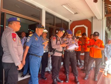 Kemenhub dan Tim SAR penanganan kebakaran kapal di perairan Bali